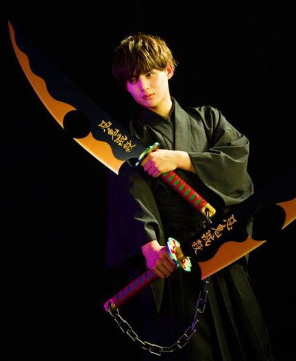 Nichirin Schwerter von Tengen Uzui (Demon Slayer: Kimetsu no Yaiba) Proplica Replik 1/1 110cm Bandai Tamashii Nations 